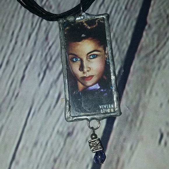 VINTAGE glass framed HISTORY necklace - Picture 3 of 4